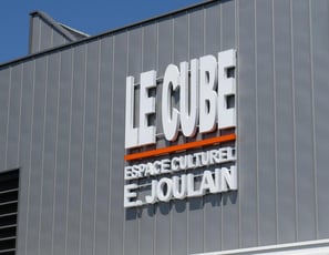 Le Cube Longué-Jumelles