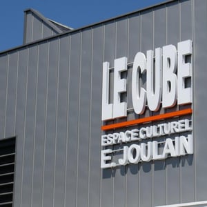 Le Cube Longué-Jumelles