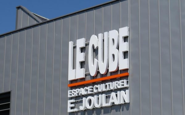Le Cube Longué-Jumelles