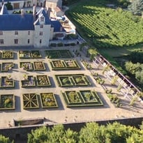 Château de Villeneuve, monument historique des XIIe et XVe siècle et ses jardins