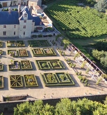 Château de Villeneuve, monument historique des XIIe et XVe siècle et ses jardins