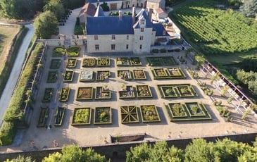 Château de Villeneuve, monument historique des XIIe et XVe siècle et ses jardins