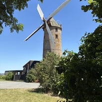 Faites vivre le moulin ! Venez souffler sur les ailes de notre histoire : sans vous, elle s'arrête.