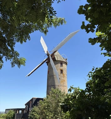 Faites vivre le moulin ! Venez souffler sur les ailes de notre histoire : sans vous, elle s'arrête.