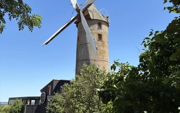 Faites vivre le moulin ! Venez souffler sur les ailes de notre histoire : sans vous, elle s'arrête.
