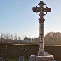 Visite libre de la croix du cimetière de Montpollin