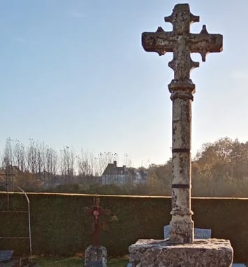 Visite libre de la croix du cimetière de Montpollin