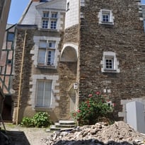 Observation depuis la cour du Logis d'Ardanne
