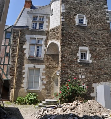 Observation depuis la cour du Logis d'Ardanne