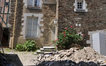 Observation depuis la cour du Logis d'Ardanne