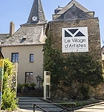 Visites commentées au Village d'Artistes — exposition « Un monde à portée de main »