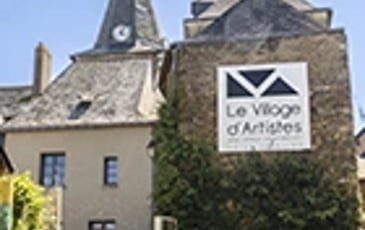 Visites commentées au Village d'Artistes — exposition « Un monde à portée de main »