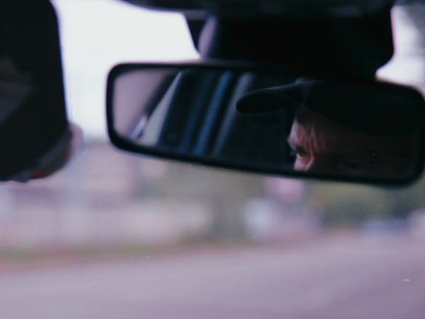 Juste un peu de soleil sur des capots de voiture