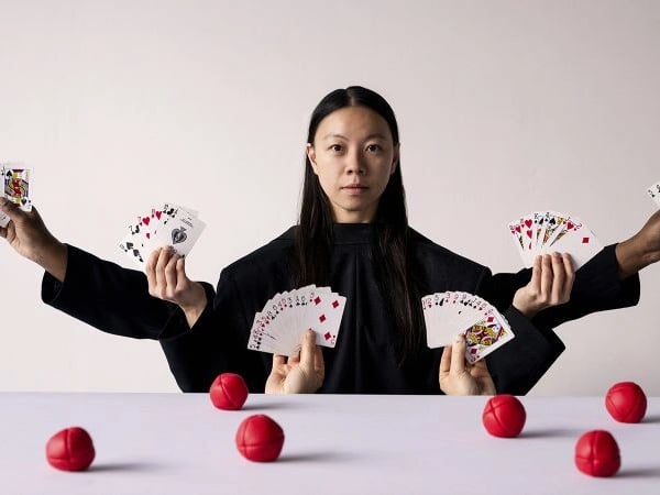 Heka – tout n'est qu'un faux semblant – Gandini Juggling